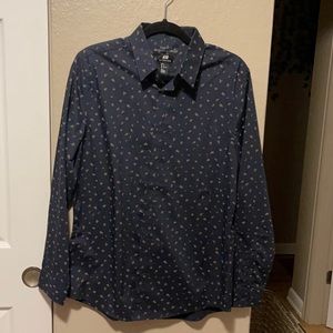 H&M button down men’s shirt. Dark blue with brown accent leaves.